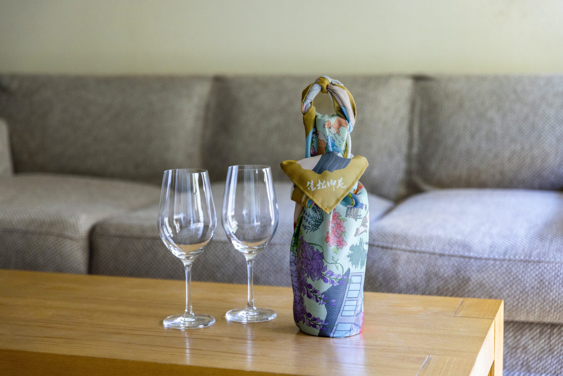 奥定山渓温泉 佳松御苑_ワインを風呂敷に包んで部屋に置くサプライズ彩度調整_公式提供