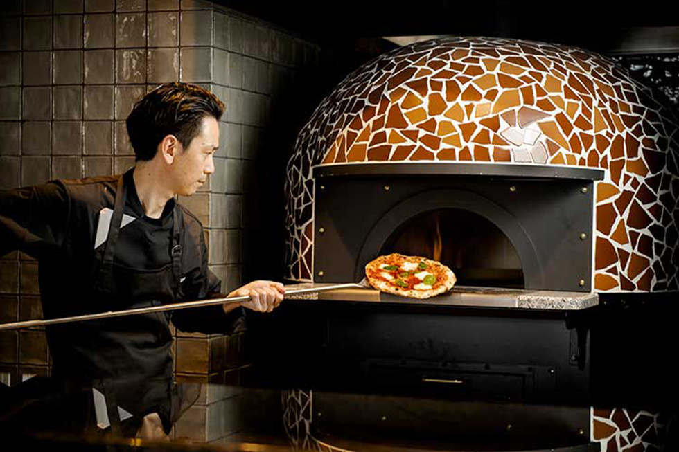 本格ピザ窯で焼き上げるピザ