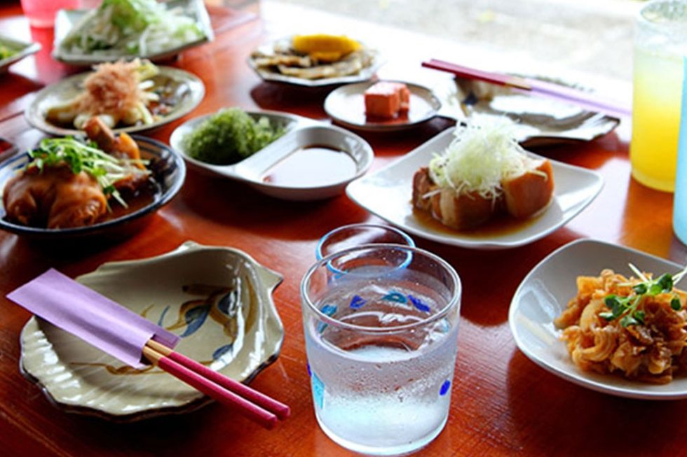 泡盛と沖縄家庭料理