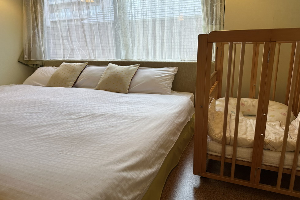 ベビーベッドは夫婦のベッドの隣に置くことも可能