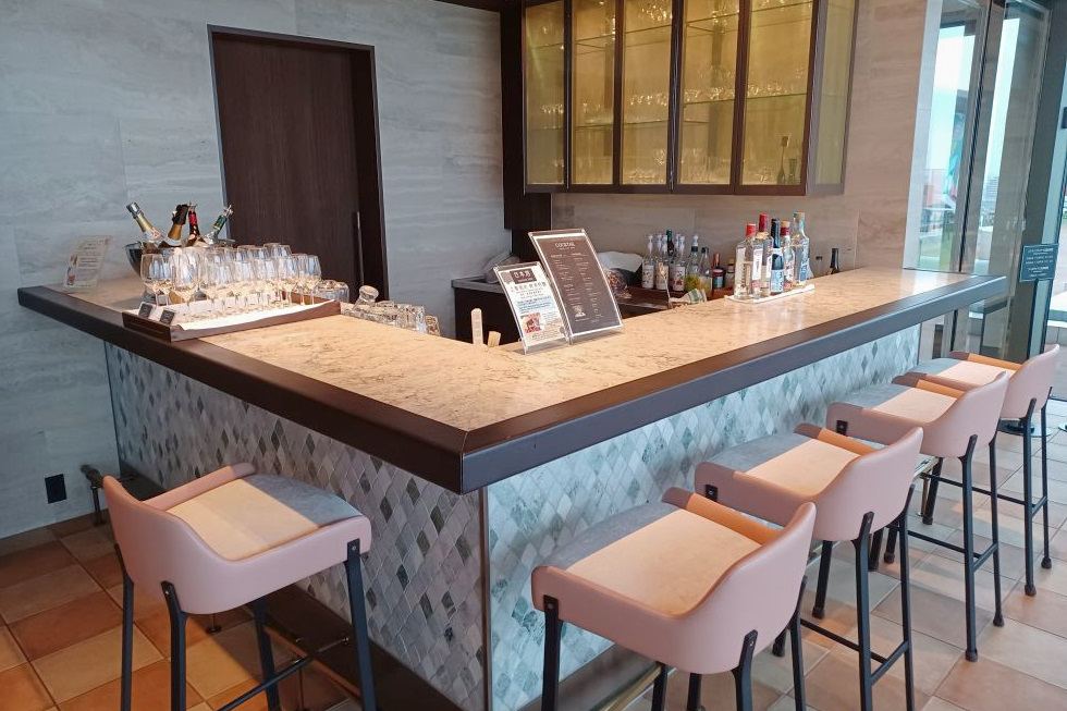 カクテルタイムからはバーテンダー常駐