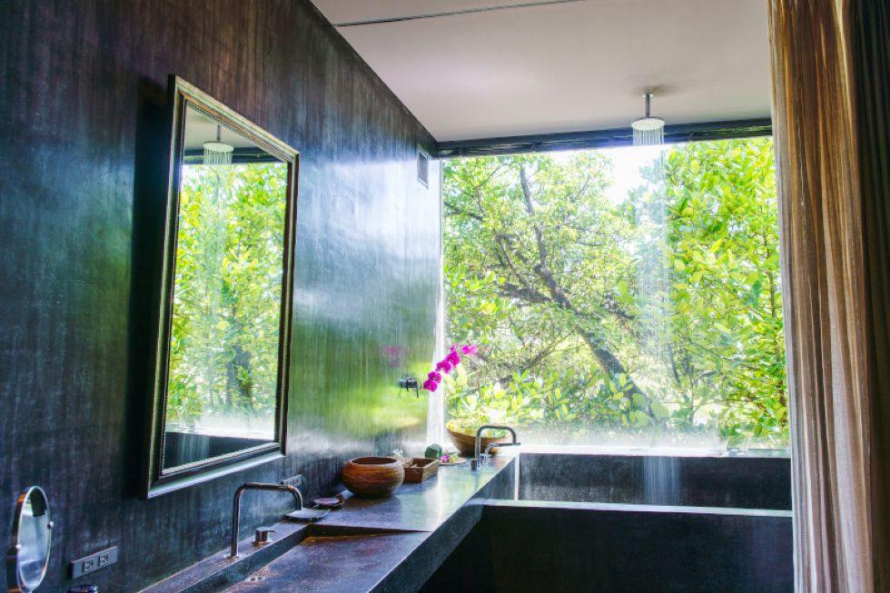 南向きの大きな窓から光が降り注ぐバスルーム