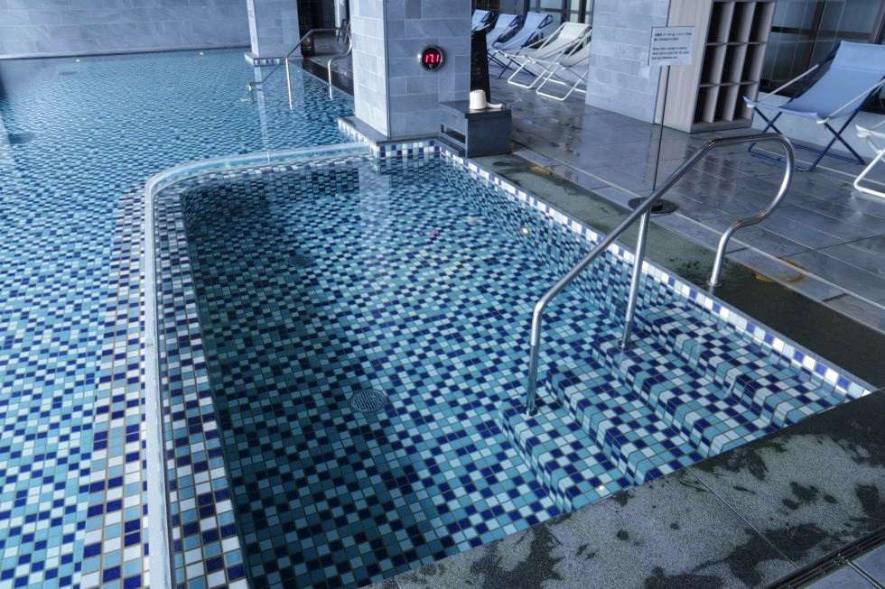 屋内プールに隣接する水風呂