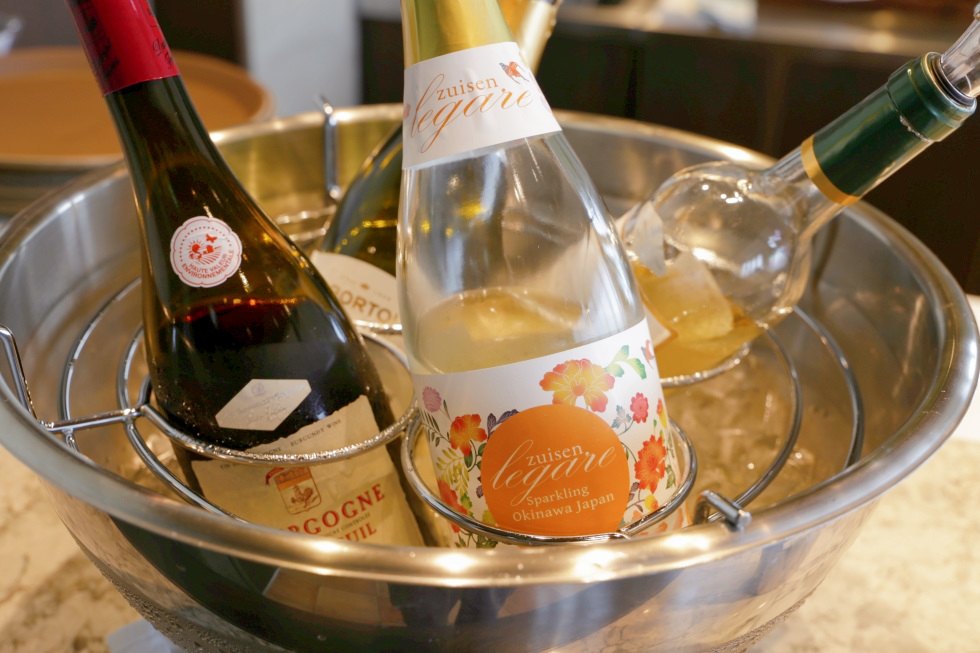 セルフバーカウンターのワイン