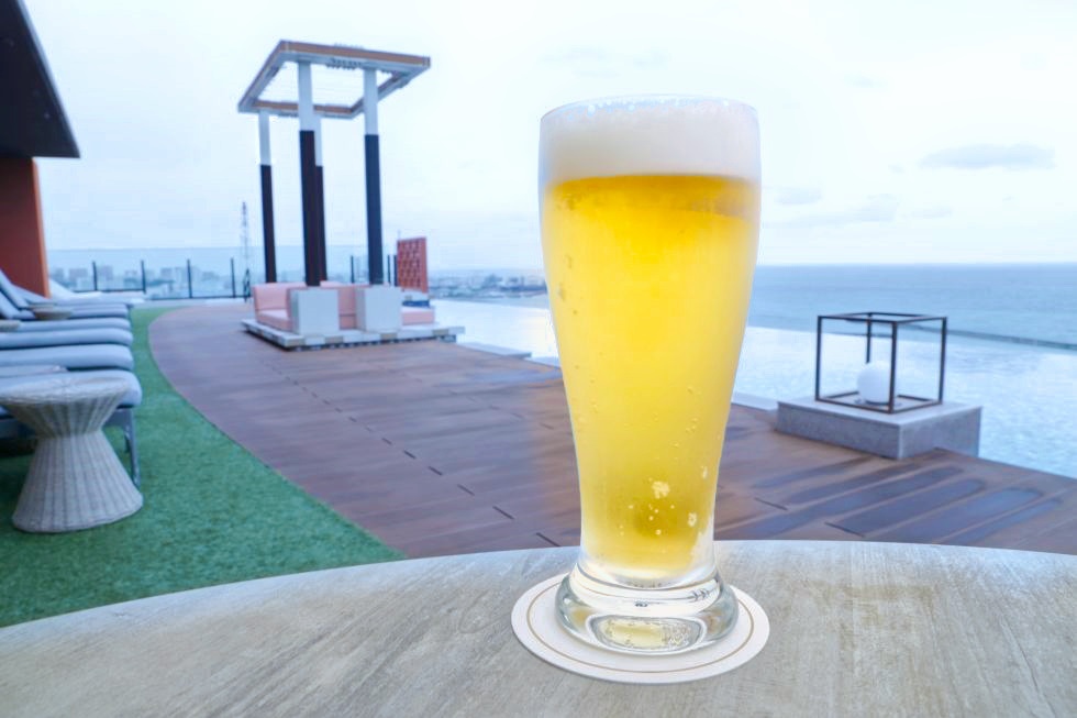 クラブラウンジのドリンク片手にインフィニティプール