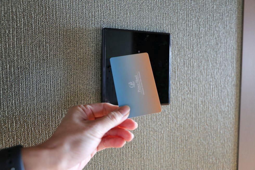 ラウンジ入口でルームキーをかざす