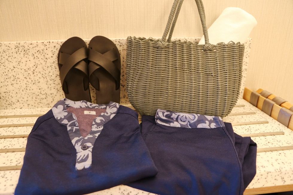 2階スパエリア移動用ウェア・スリッパ・カバン