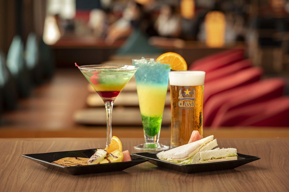 バーでは好きなアルコールを好きなだけ