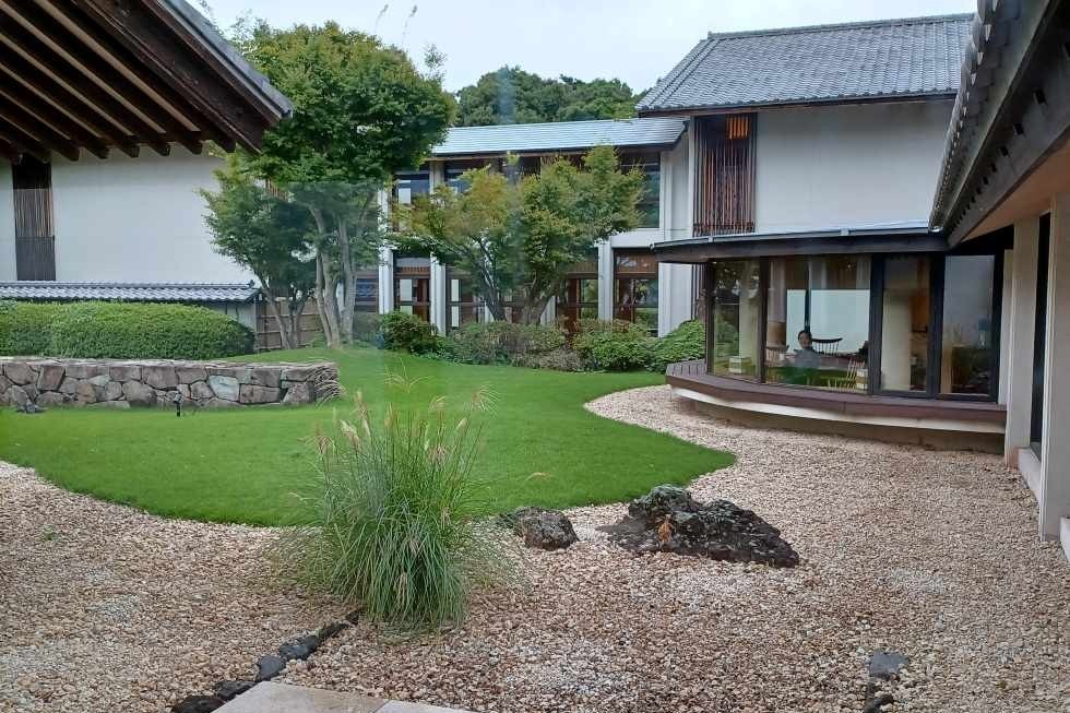 赤沢迎賓館_ラウンジから中庭を望む