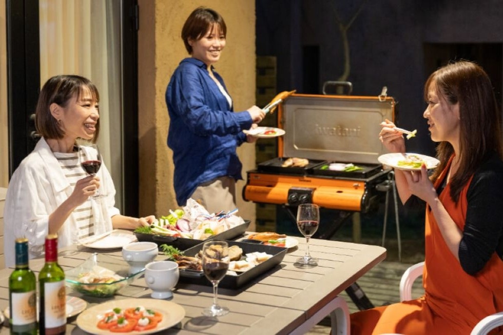 フォレストヴィレッジ_テラスで仲間と夕食