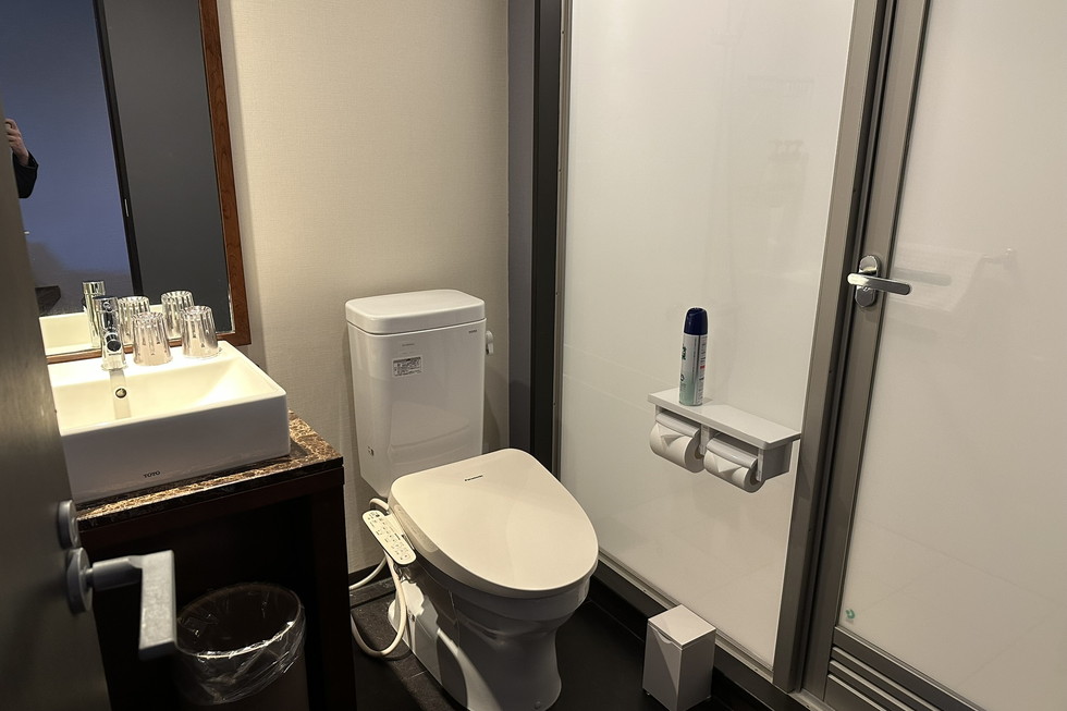 洗面所やトイレは子ども仕様ではないが、グッズレンタルで解決可能