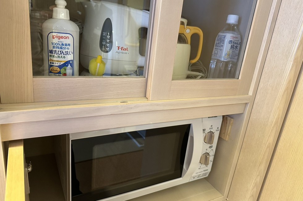 乳幼児の手が届きにくい高さにある棚