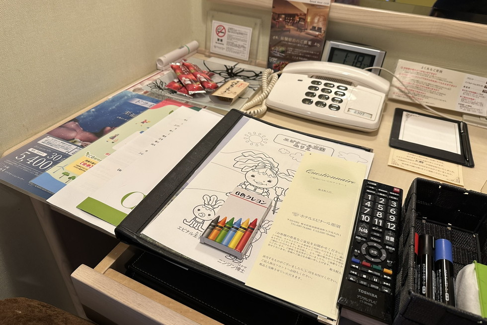 お絵かき用のクレヨンなどもあり