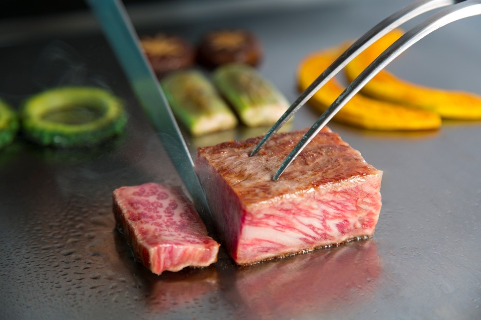 メインの牛肉はトップクラスの高品質と名高い佐賀県産黒毛和牛