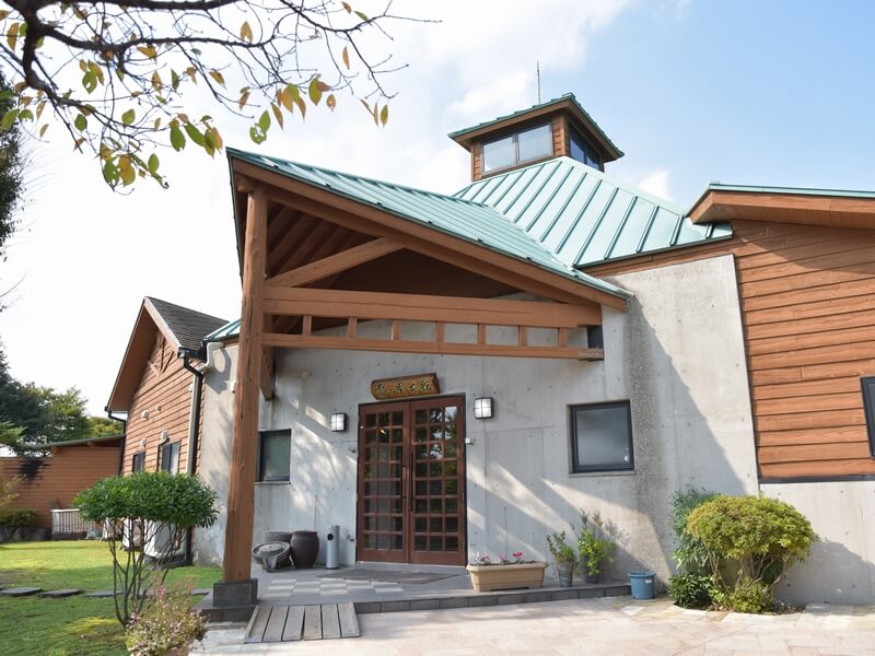 山里に佇む、ログハウス調の瀟洒な宿