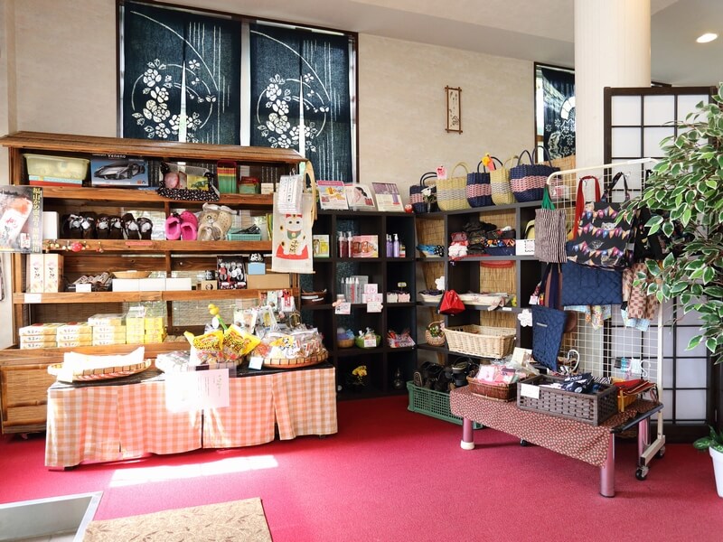 売店やカラオケルーム、ダーツなど館内施設も充実