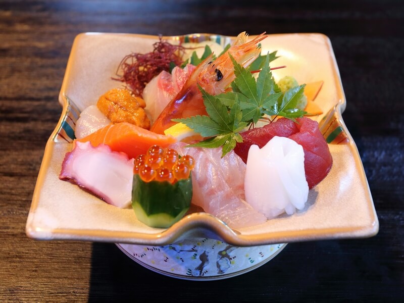 県産の食材を使用した、さまざまな料理を味わえる夕食