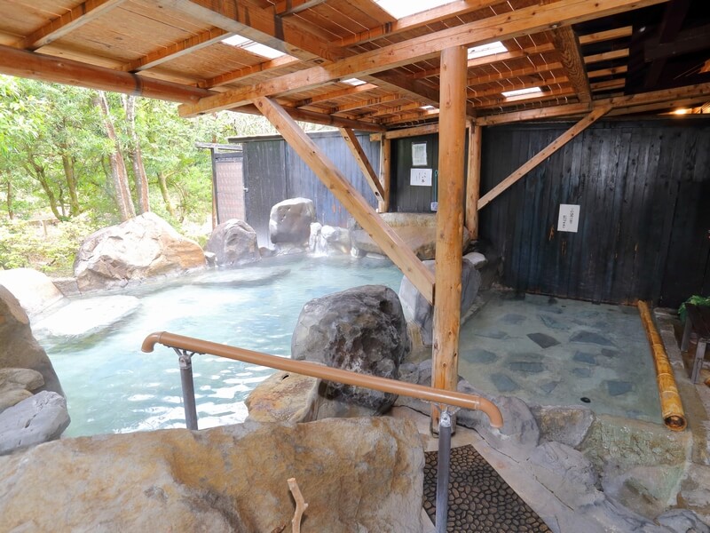 湯の花舞う、コバルトブルーに染まる湯を贅沢に堪能