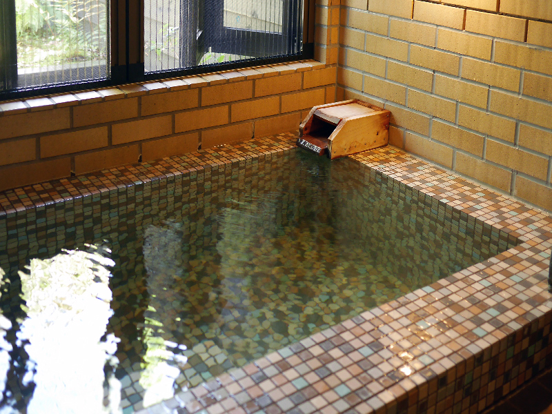 神社の拝殿下から湧く 神ノ湯 とろりとした良質な湯に癒されて 四季の杜 紫尾庵 たびらい鹿児島