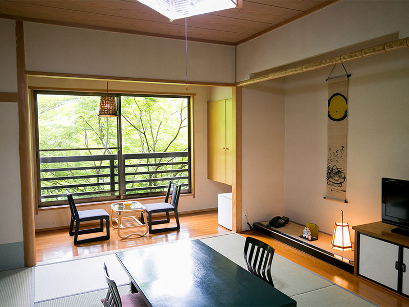 ゆったりと足を伸ばしてくつろげる10畳の和室