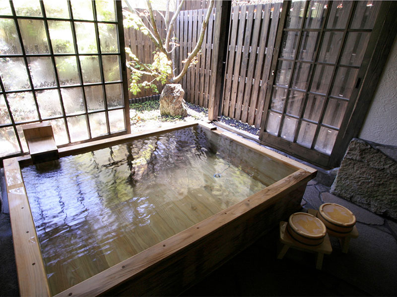 2カ所の趣異なる貸切風呂で温泉三昧！