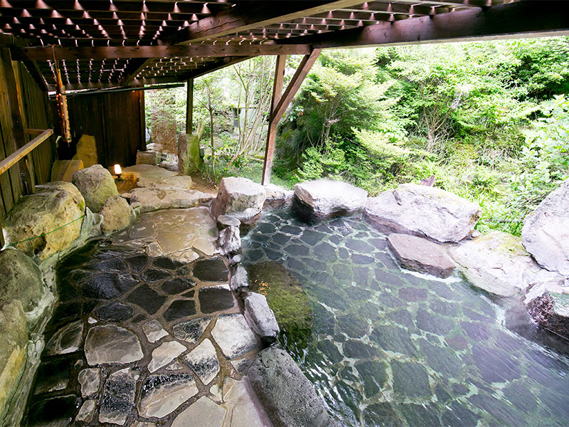 自然美感じる露天で源泉かけ流しの湯を堪能