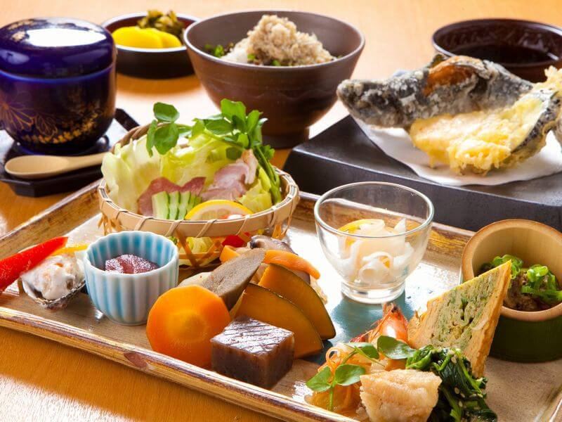 大分食材をふんだんに使った、品数豊富なメニュー