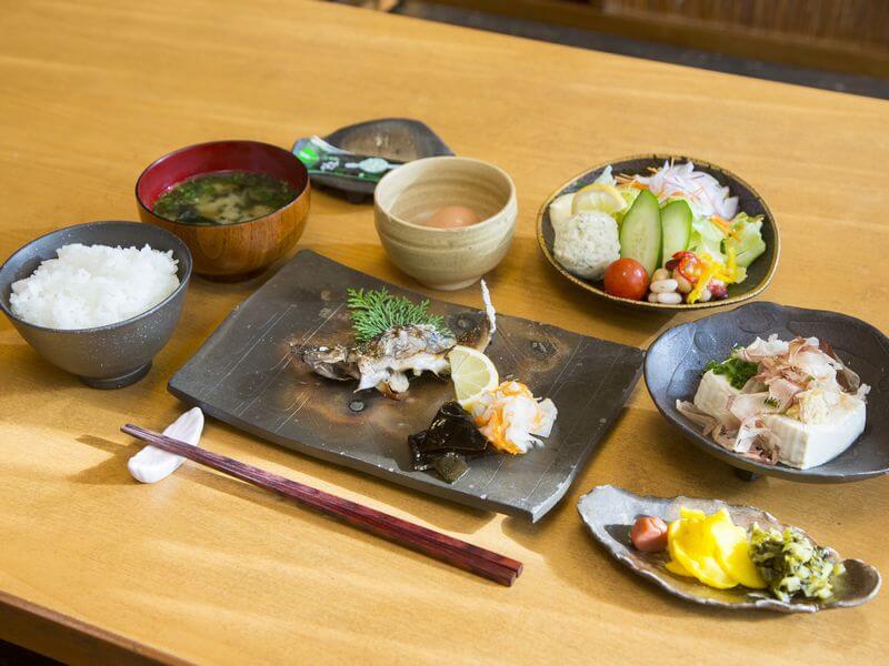 新鮮なエノハの塩焼きがメインの朝食
