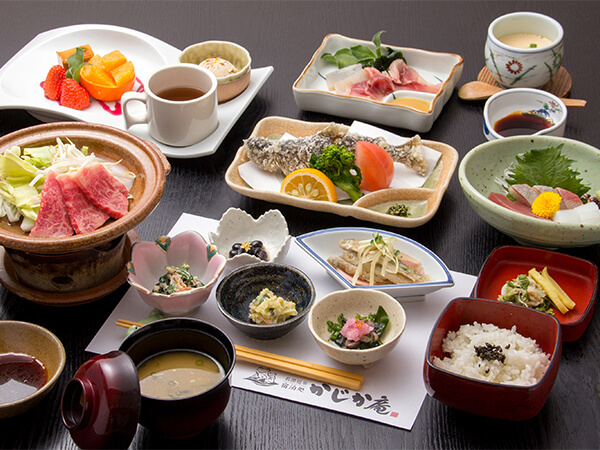 郷土料理がズラリと並ぶ、宿泊者にも好評の夕食