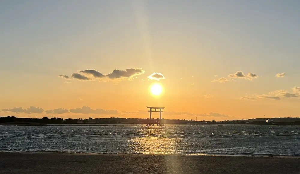 夕日に染まる鳥居が絶景！歩くだけでも楽しい弁天島海浜公園の魅力とは