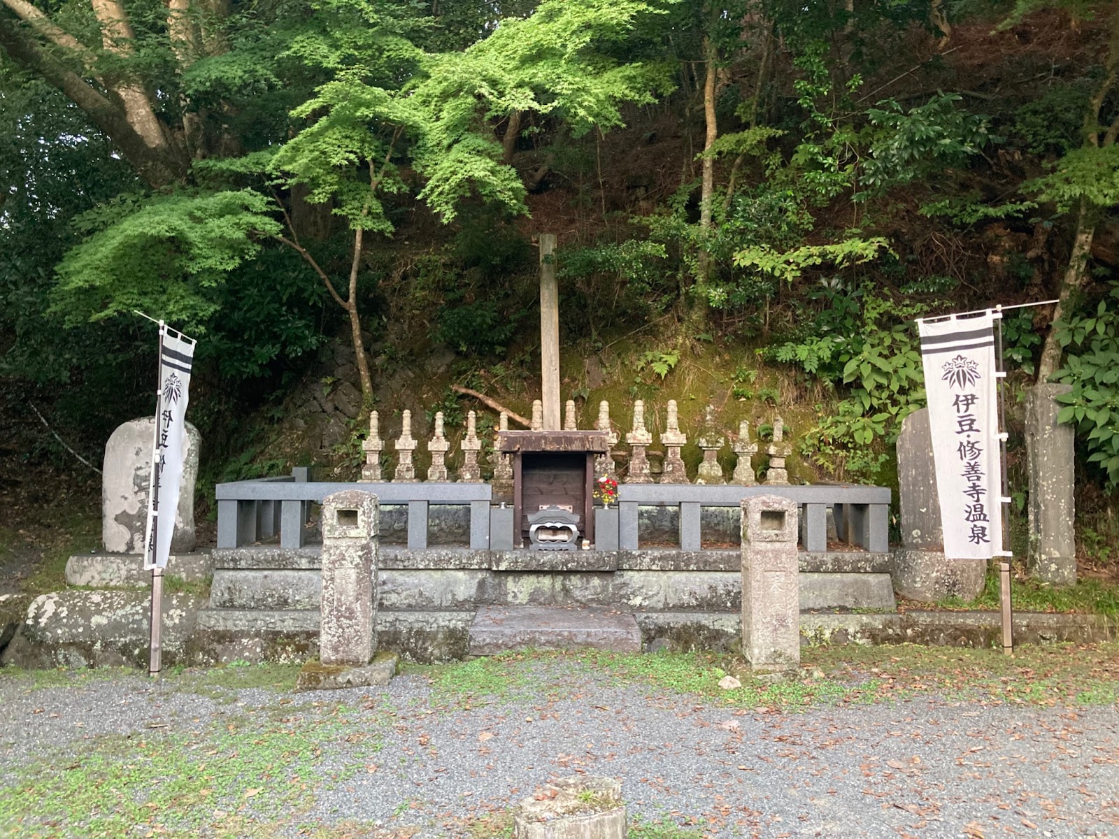 十三士の墓