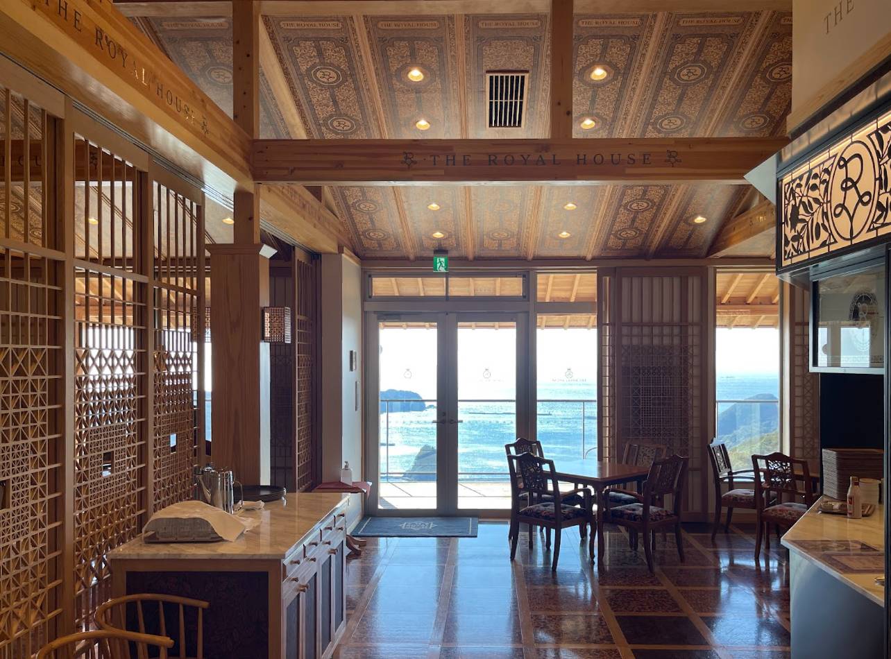 THE ROYAL HOUSE2