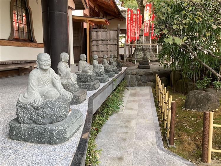 ずらりと並ぶ地蔵