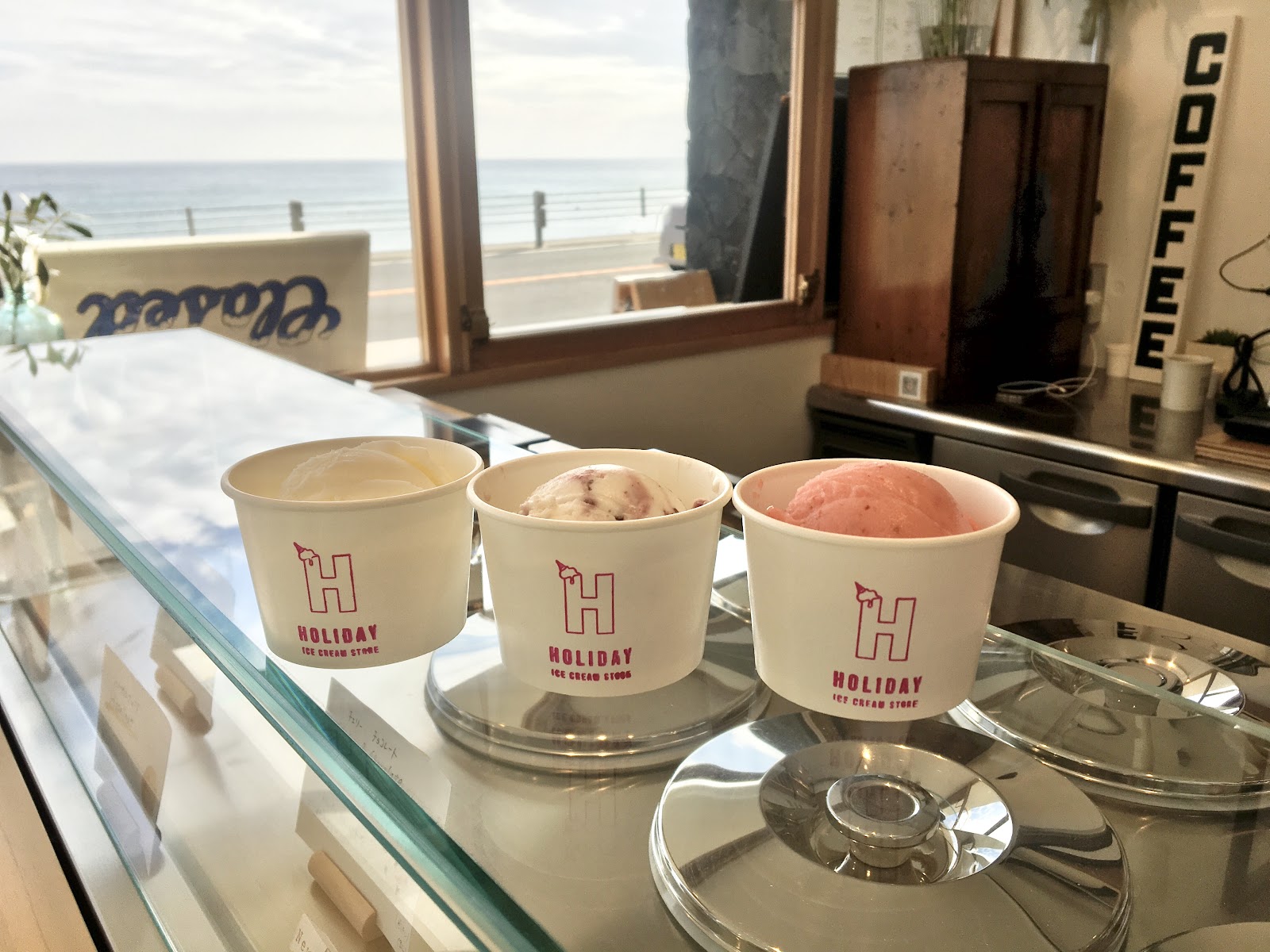 HOLIDAY ICE CREAM STORE2