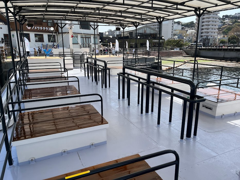 軍港めぐり船内