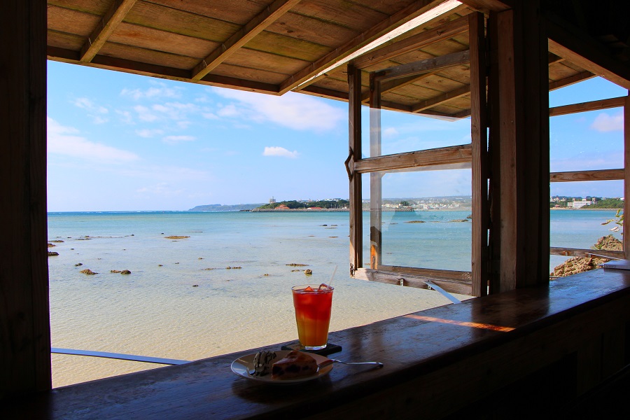 浜辺の茶屋|時間とともに表情を変える海を眺める窓辺