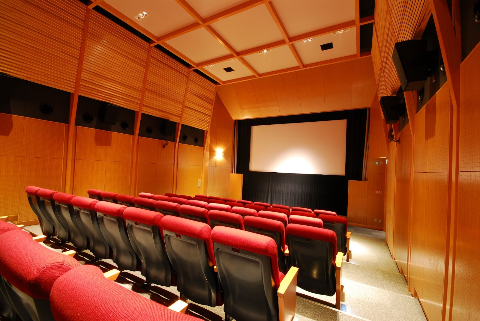 鎌倉市川喜多映画記念館上映室
