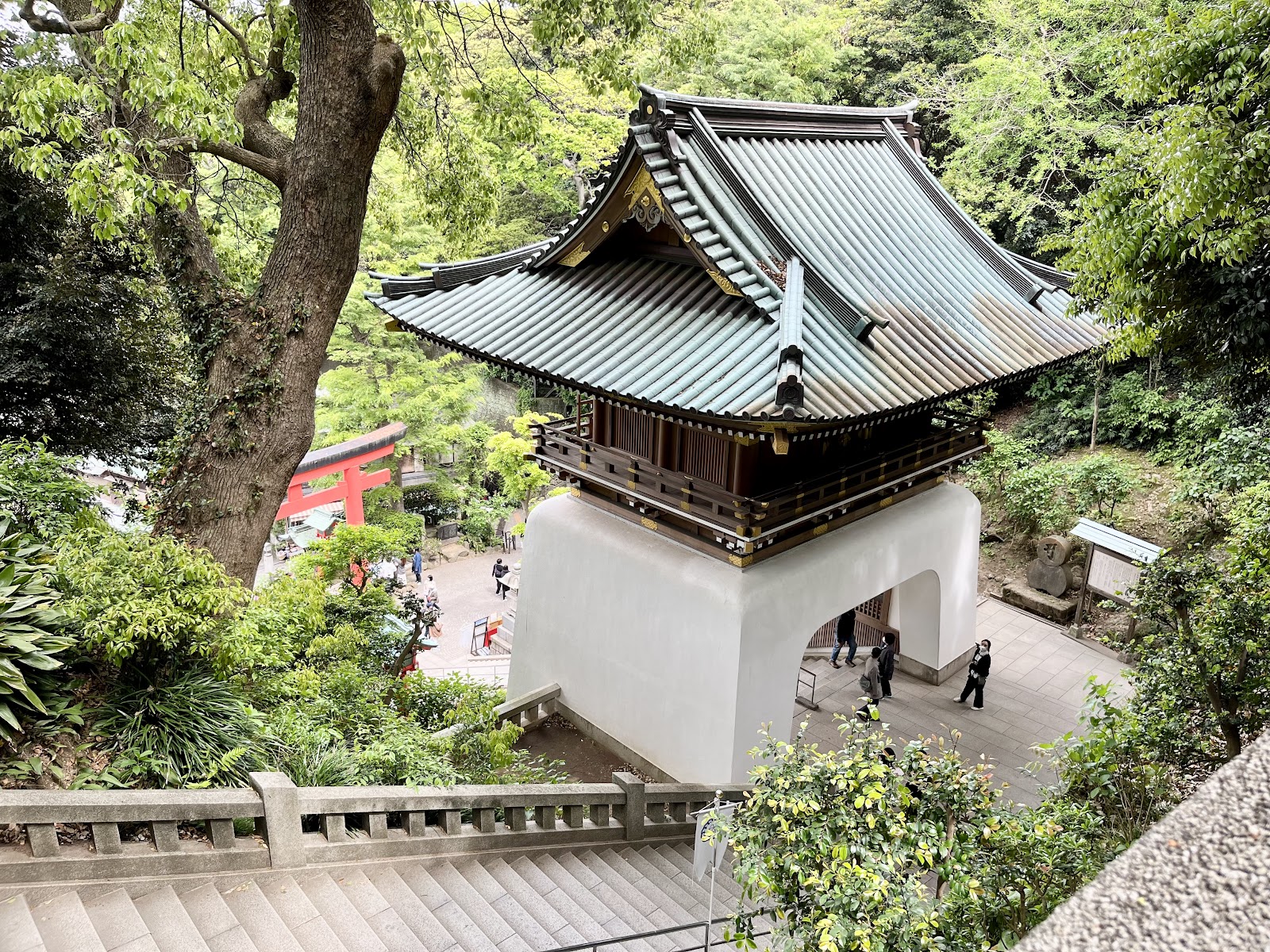 江島神社境内