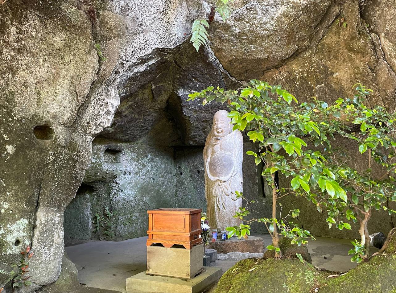 浄智寺にあるほてい様の像