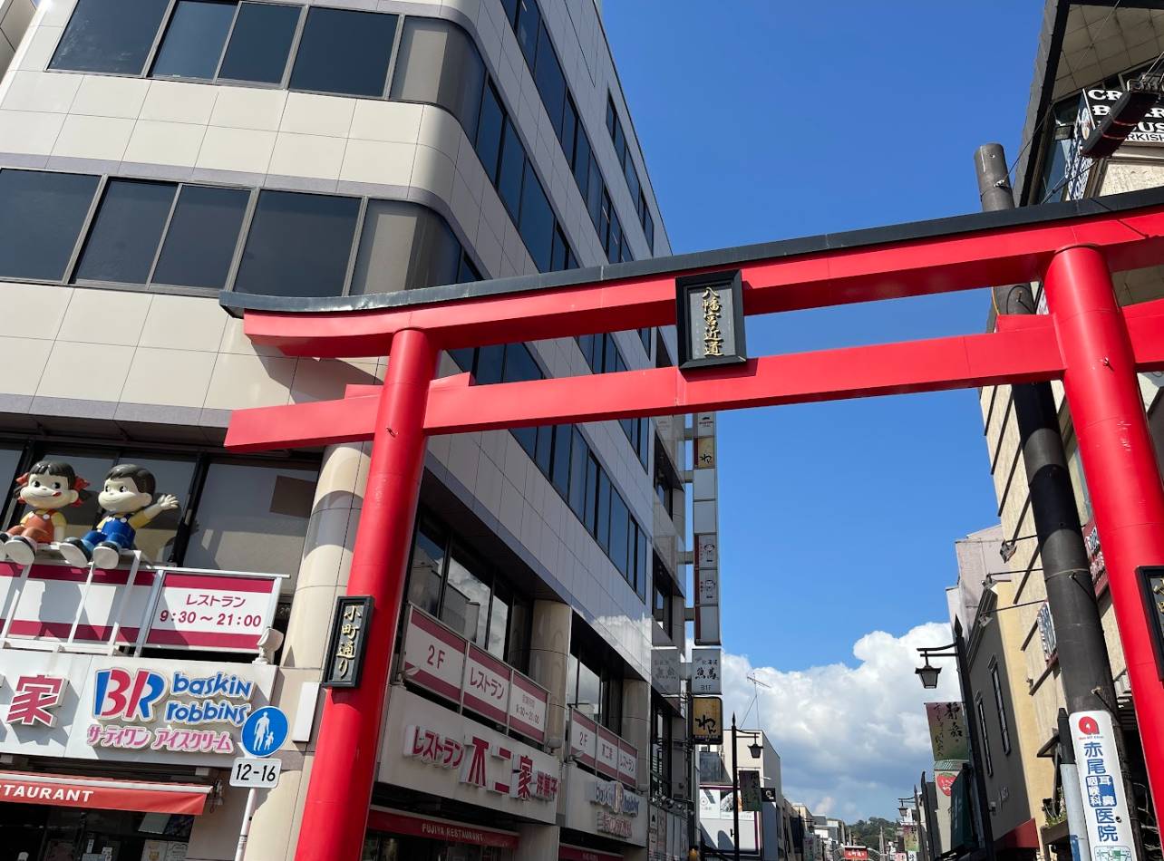 鎌倉小町通りの赤鳥居