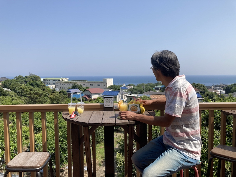 細野高原_テラス席でジュース