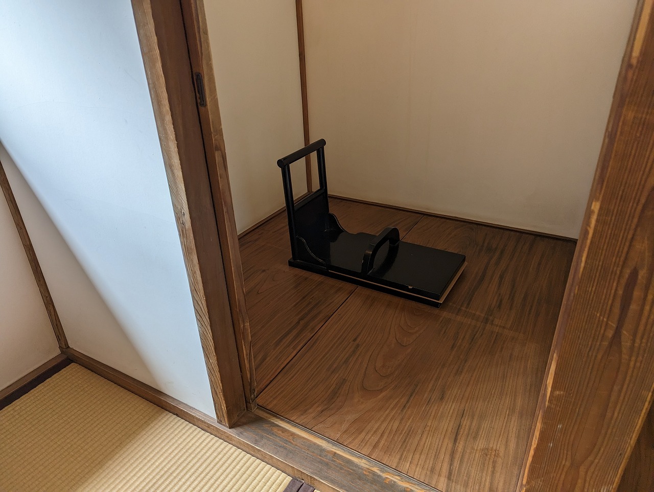 漆塗りトイレ