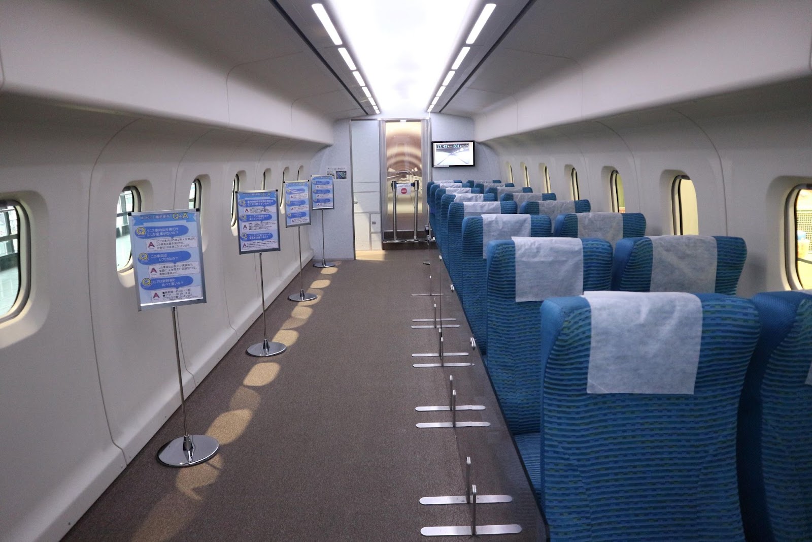 リニアモーターカー車内