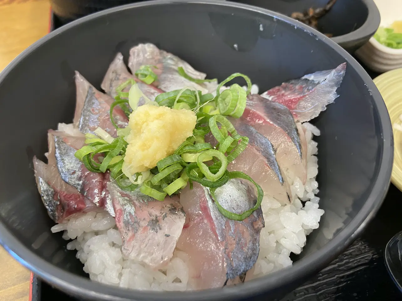 キラキラ輝く自慢の活あじ！沼津「内浦漁協直営いけすや」で頂く絶品