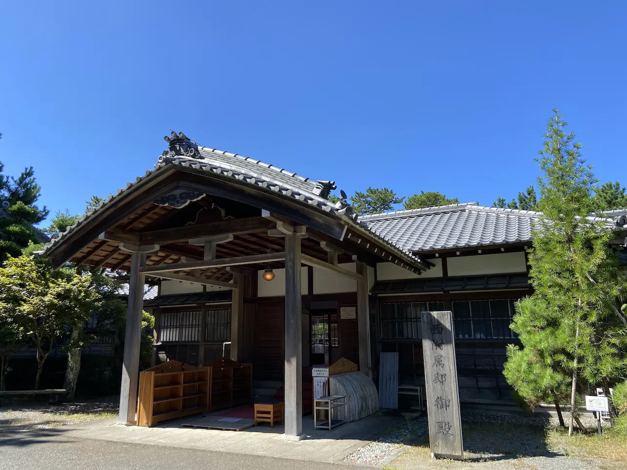 北海道産おんこの木で作られたテーブルです。 北海道産おんこの木で作