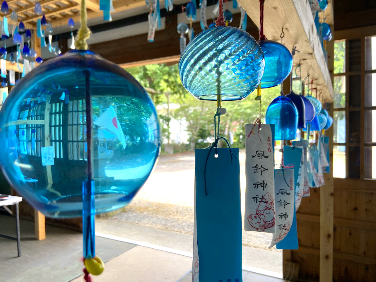 ガラスのふるさと西伊豆。涼を運ぶ「宇久須神社」の青い風鈴