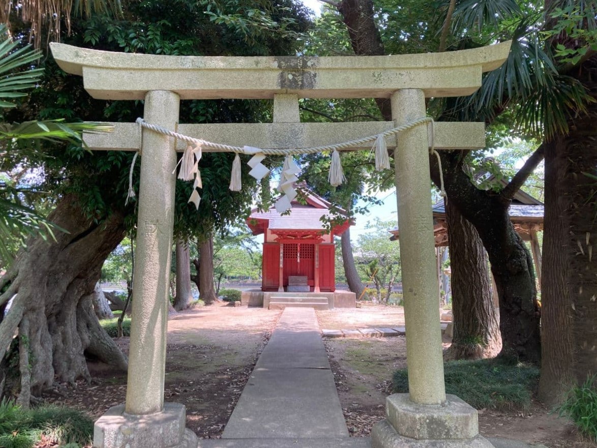八鶴湖にある神社