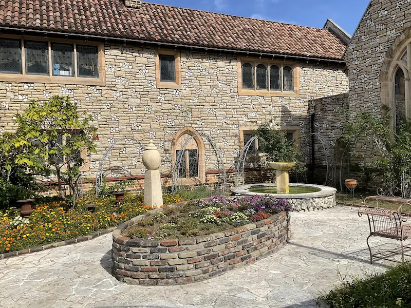 陽光差し込む幻想的な空間「川奈ステンドグラス美術館」でアンティーク