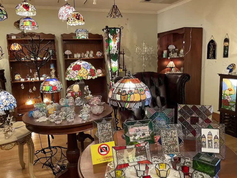 陽光差し込む幻想的な空間「川奈ステンドグラス美術館」でアンティーク