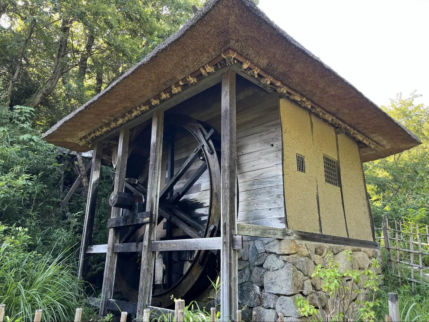 日本の貴重な古民家が25件集まる「日本民家園」。先人の暮らしの知恵と